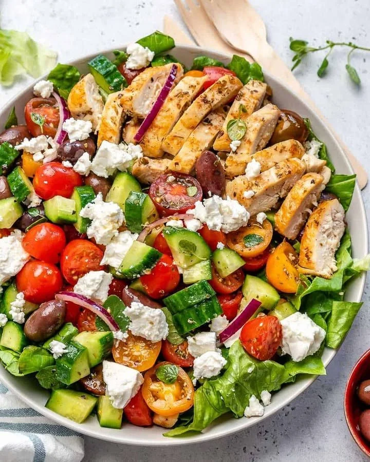Delicious grilled chicken salad with fresh vegetables and dressing